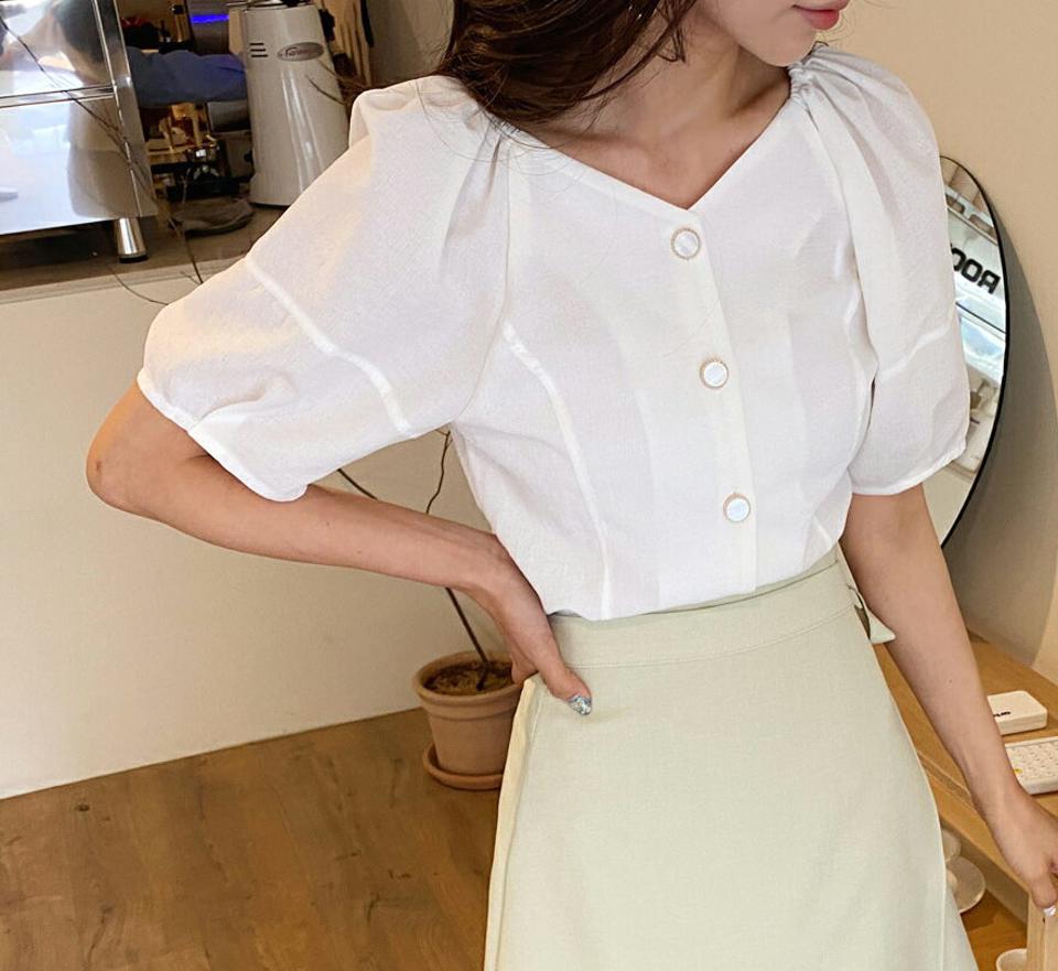 Vネックボタンパフブラウス・全4色・t63505 レディース 【bl】 韓国 ファッション トップス ブラウス 半袖 Vネック デコルテ グロッシー ゴールド 5分丈袖 ボリューム 体型カバー スリム 細身 ゆったり 無地 夏 春