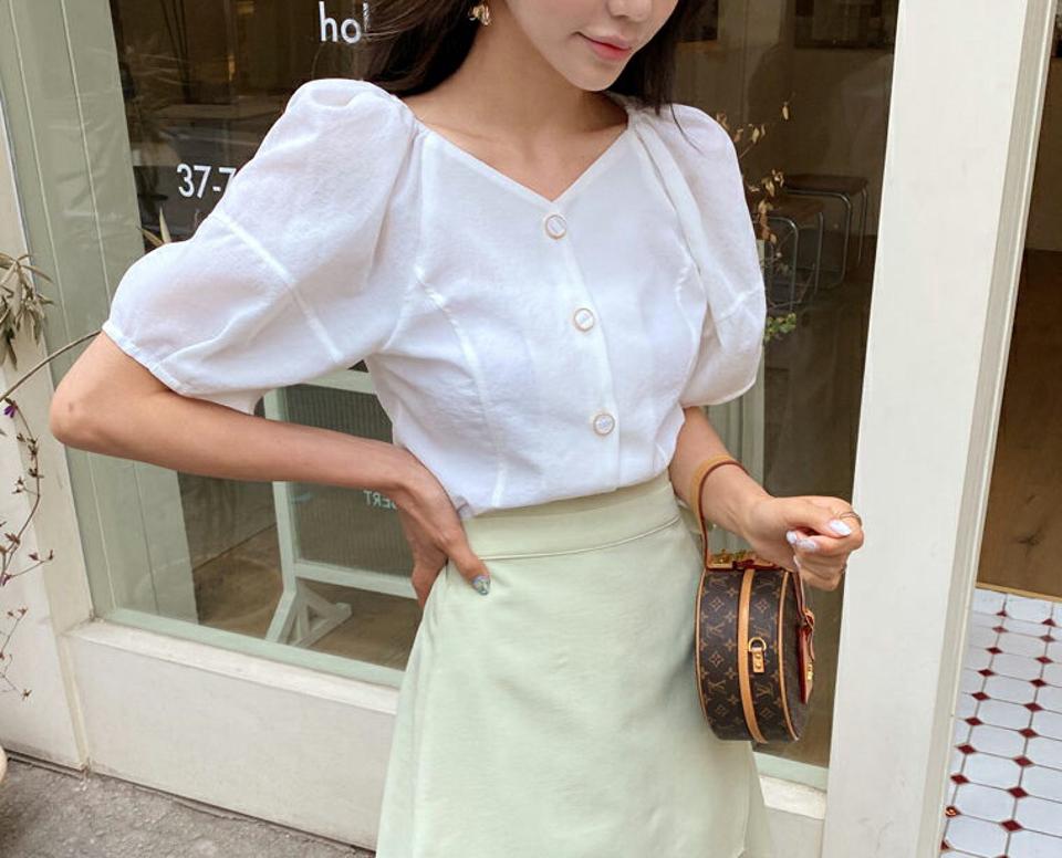 Vネックボタンパフブラウス・全4色・t63505 レディース 【bl】 韓国 ファッション トップス ブラウス 半袖 Vネック デコルテ グロッシー ゴールド 5分丈袖 ボリューム 体型カバー スリム 細身 ゆったり 無地 夏 春