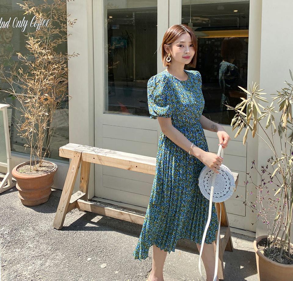 花柄ププリーツロングワンピース・全2色・e63517 レディース 【ops】【韓国 ファッション ワンピース ロング ロングワンピース 半袖 花柄 フラワー パターン プリーツ ラウンドネック ゴム 5分丈 パフスリーブ 体型カバー 細身 夏 春】