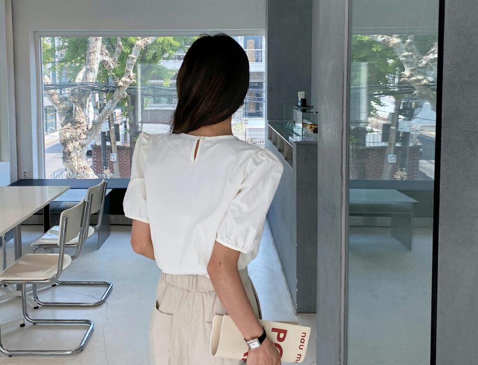 Uネックパフブラウス・全5色・t65268 レディース 【bl】【韓国 ファッション トップス ブラウス 半袖 デコルテ ドライ ナイロン パフスリーブ Uネック ラウンドネック ショートスリーブ 体型カバー スリム 夏 春】