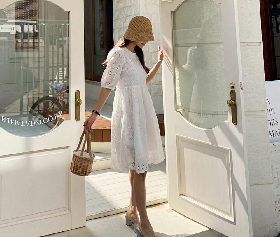 アイレットレースミディワンピース・全3色・e65263 レディース 【ops】【韓国 ファッション ワンピース ミディ ミディワンピース 半袖 アイレット レース 花柄 フラワー パターン フレア 5分丈 パフスリーブ Aライン 体型カバー 細身 フェミニン 夏 春】