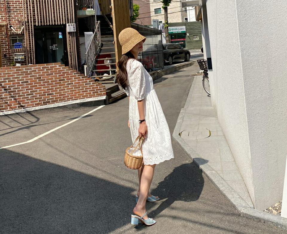 アイレットレースミディワンピース・全3色・e65263 レディース 【ops】【韓国 ファッション ワンピース ミディ ミディワンピース 半袖 アイレット レース 花柄 フラワー パターン フレア 5分丈 パフスリーブ Aライン 体型カバー 細身 フェミニン 夏 春】