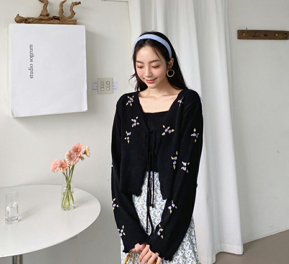 刺繍ニットカーデ&スリーブレスSET・全2色・t62008 レディース 【cd】【韓国 ファッション カーディガン カーデ 長袖 花柄 フラワー 刺繍 ニット セット Vネック リボン スリーブレス スクエアネック スリム フィット 細身 体型カバー 夏 春】