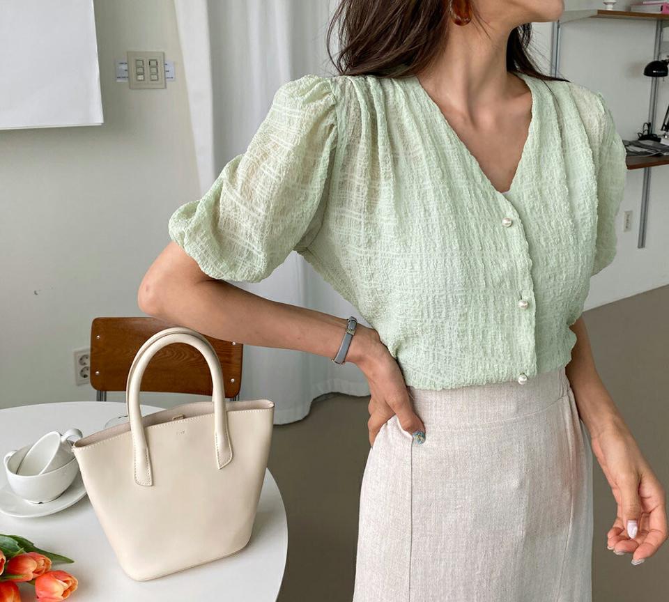 パール調ボタンVネックブラウス・全3色・t61982 レディース 【bl】【韓国 ファッション トップス ブラウス 半袖 デコルテ パール 上品 Vネック リンクル 体型カバー スリム フィット 夏 春】