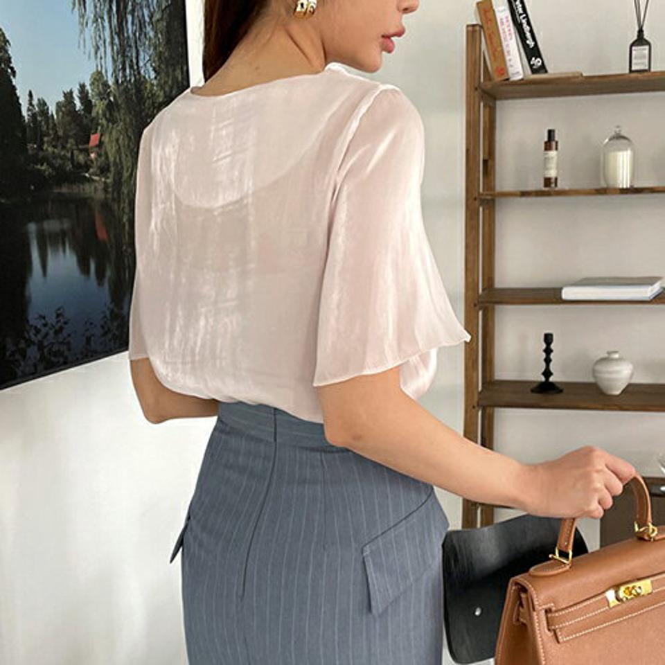 サテンVネックツイストブラウス・全2色・t68204 レディース 【bl】【トップス ブラウス 半袖 ハーフスリーブ ツイスト Vネック サテン 光沢感 デコルテ 鎖骨 フェミニン 春 夏 韓国 ファッション】【ハイホリHIHOLLI】