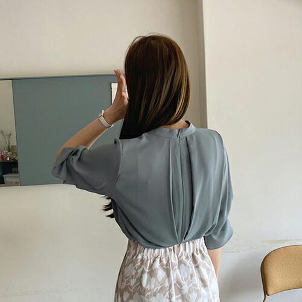ハーフネックタックブラウス・全3色・t68325 レディース 【bl】 トップス ブラウス ハーフネック タック 七分丈 七分袖 7分丈 7分袖 半端丈 単色 無地 シンプル 大人 春 夏 秋 韓国 ファッション ハイホリHIHOLLI