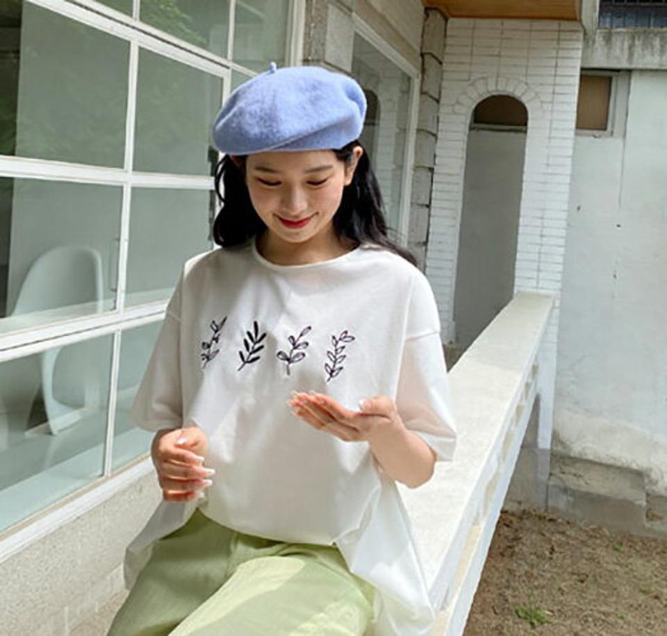 リーフ刺繍アンバランスTシャツ・全4色・b64073 レディース 【tops】【韓国 ファッション トップス ニット 半袖 カジュアル かわいい リーフ 刺繍 アンバランス ラウンドネック フレア 細身 体型カーバー ガーリー デイリー 春 夏】【NIJU】