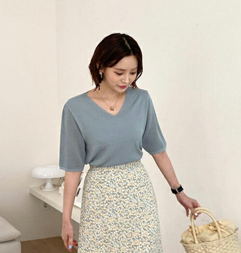 Vネックリブニット・全4色・b57362 レディース 【tops】【韓国 ファッション トップス ニット 半袖 Vネック デコルテ フィット スリム フレア 体型カバー 細身 フェミニン 夏 春】