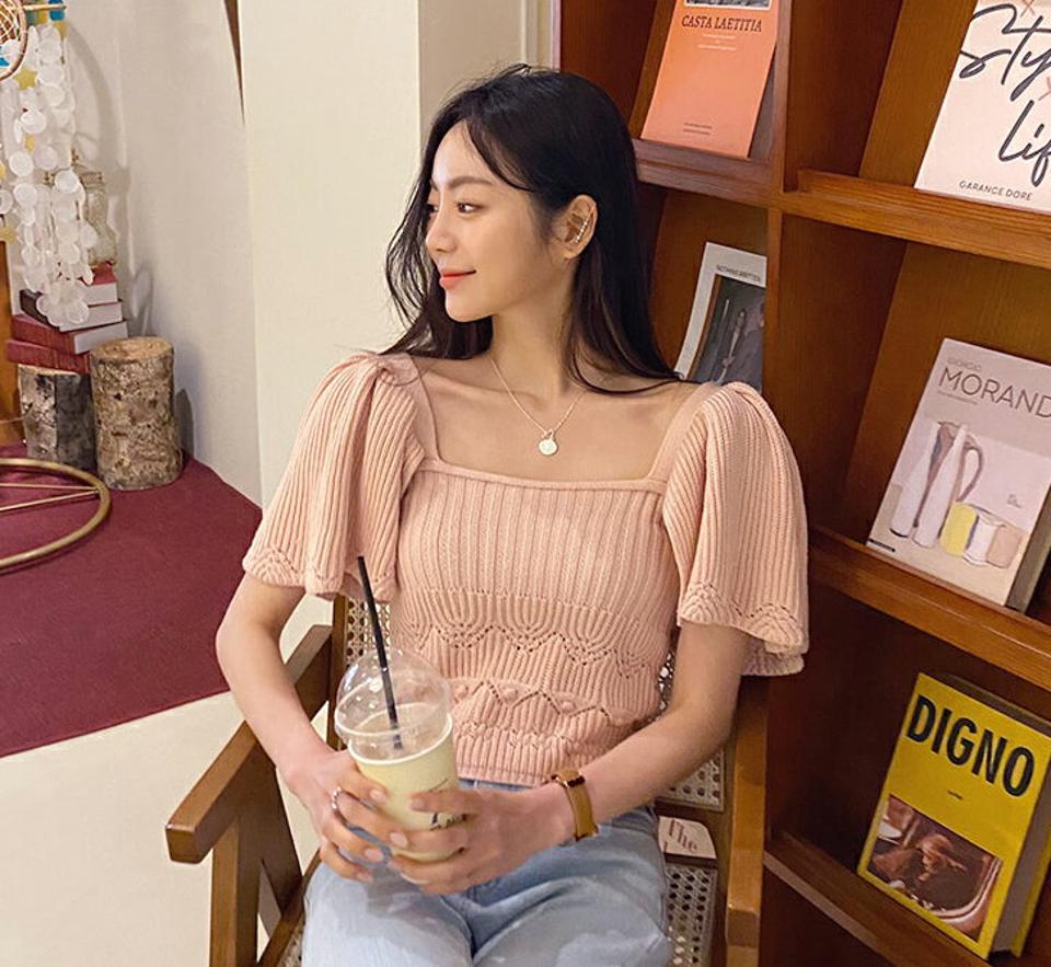 フリルスクエアスリーブニット・全3色・t57381 レディース 【tops】 韓国 ファッション トップス ニット 半袖 フリル ボリューム スクエアネック スリム デコルテ フィット 体型カバー 細身 フェミニン 夏 春