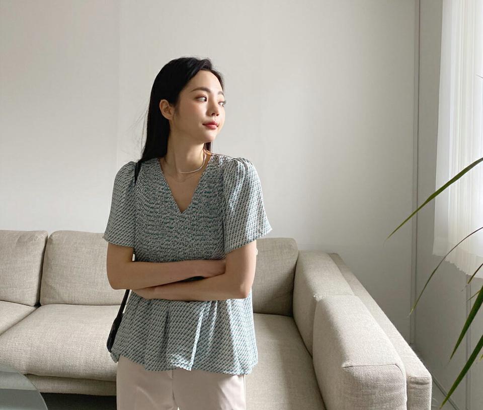 Vネックパターンブラウス・全3色・b65144 レディース 【bl】 韓国ファッション トップス ブラウス 半袖 パターン Vネック シャーリング フレア ハーフスリーブ スリム ボリューム ガーリー 夏 春