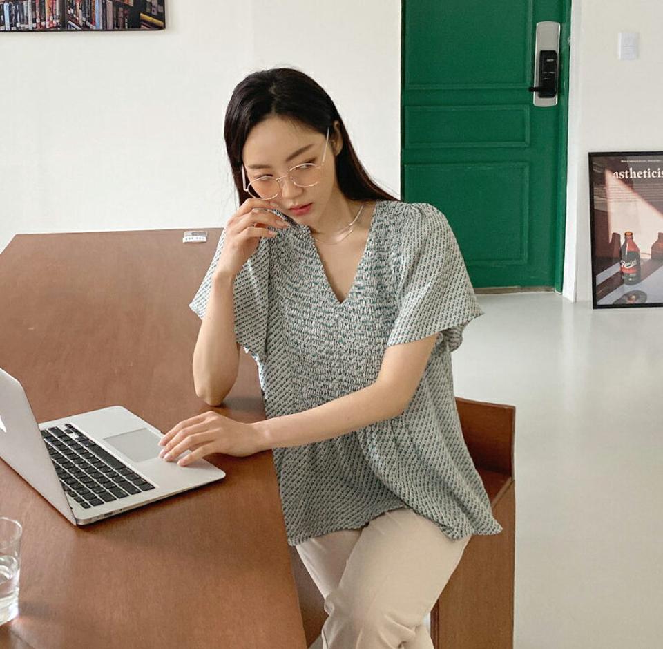 Vネックパターンブラウス・全3色・b65144 レディース 【bl】 韓国ファッション トップス ブラウス 半袖 パターン Vネック シャーリング フレア ハーフスリーブ スリム ボリューム ガーリー 夏 春