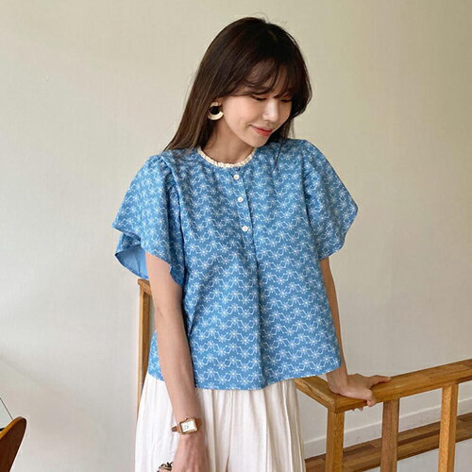 刺繍フレアスリーブブラウス・全2色・t65325 レディース 【bl】 韓国 ファッション トップス ブラウス 半袖 刺繍 パターン 5分丈 フレアスリーブ レース ラウンドネック 体型カバー スリム ボリューム ガーリー 夏 春