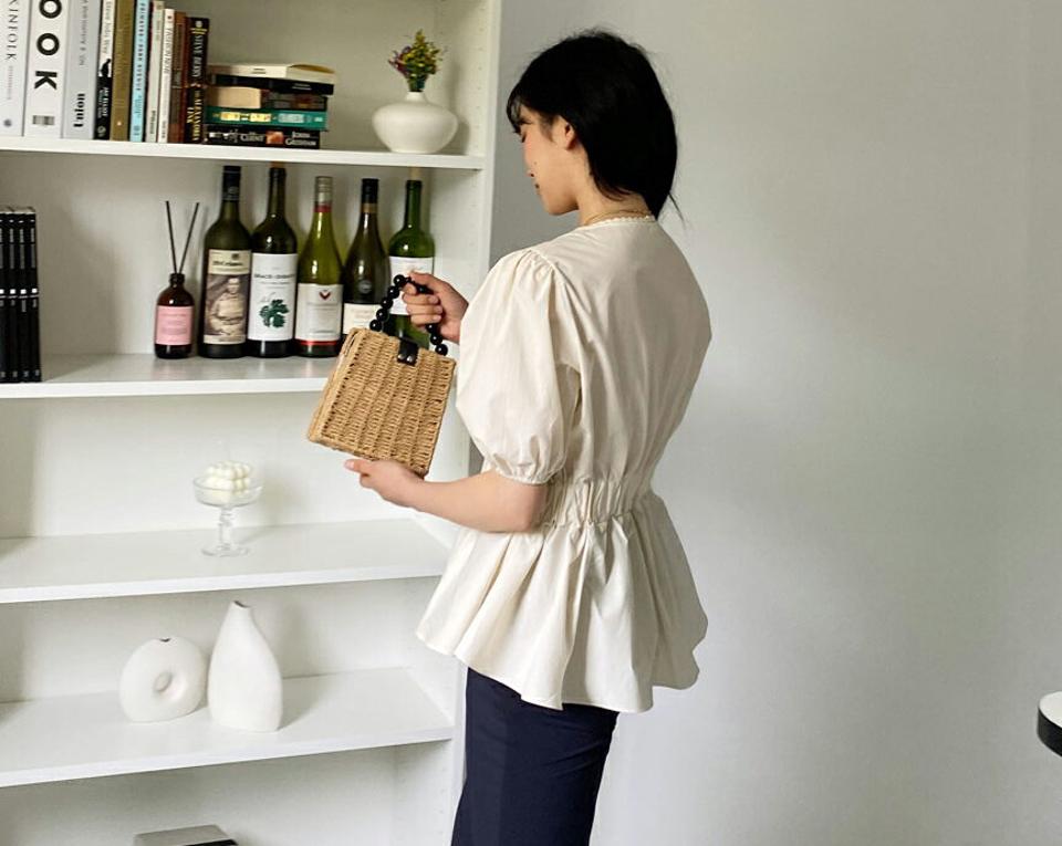 レースVネックフレアブラウス・全3色・t64125 レディース 【bl】 韓国 ファッション トップス ブラウス 半袖 Vネック ウェーブ レース 花柄 フラワー パターン フレア ガーリー フィット 体型カバー 細身 スリム 春 夏 NIJU