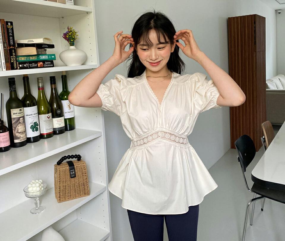 レースVネックフレアブラウス・全3色・t64125 レディース 【bl】 韓国 ファッション トップス ブラウス 半袖 Vネック ウェーブ レース 花柄 フラワー パターン フレア ガーリー フィット 体型カバー 細身 スリム 春 夏 NIJU