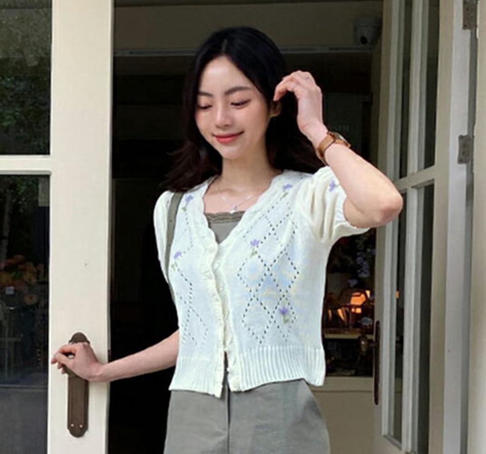 花柄刺繍ボタンカーディガン・全4色・b57356 レディース 【cd】【韓国 ファッション カーディガン カーデ 半袖 フラワー 刺繍 ニット Vネック ウェーブ ショートスリーブ パンチング デコルテ レイヤード風 ゆったり 細身 体型カバー スリム 夏 春】
