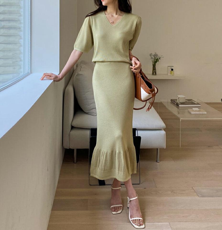 Vネックリブニット&マーメイドスカートSET・全4色・b57377 レディース 【ops】【韓国 ファッション ワンピース ロング ロングワンピース 半袖 フェミニン ニット セットアップ Vネック フレア スカート スリム フィット 体型カバー 細身 夏 春】
