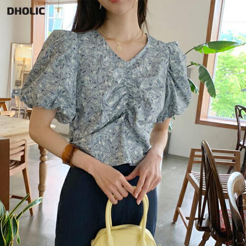 花柄パフギャザーブラウス・全2色・e62080 レディース 【bl】 韓国ファッション トップス ブラウス 半袖 花柄 フラワー パターン ギャザー Vネック 5分丈 フェミニン スリム ボリューム きれいめ アンティーク柄 夏 春