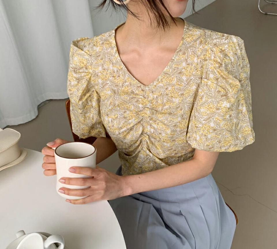 花柄パフギャザーブラウス・全2色・e62080 レディース 【bl】 韓国ファッション トップス ブラウス 半袖 花柄 フラワー パターン ギャザー Vネック 5分丈 フェミニン スリム ボリューム きれいめ アンティーク柄 夏 春