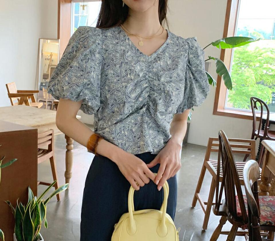 花柄パフギャザーブラウス・全2色・e62080 レディース 【bl】 韓国ファッション トップス ブラウス 半袖 花柄 フラワー パターン ギャザー Vネック 5分丈 フェミニン スリム ボリューム きれいめ アンティーク柄 夏 春