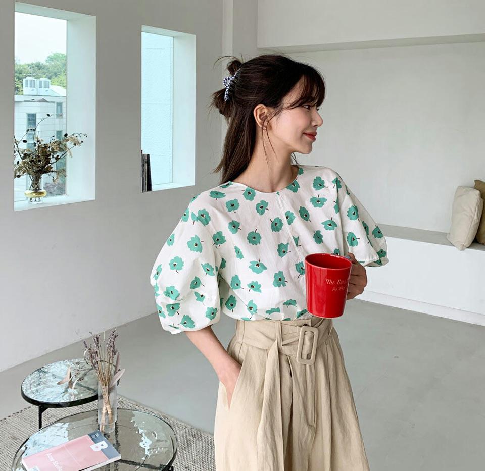 【全品10%OFF】バックリボンフローラルパフブラウス・全2色・t62072 レディース 【bl】【韓国 ファッション トップス ブラウス 半袖 7分丈 花柄 フラワー パターン パフスリーブ ボリューミー ラウンドネック リボン フェミニン 体型カバー スリム ボリューム 夏 春】