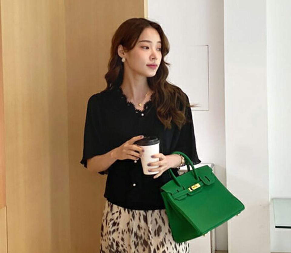 プリーツスリーブフェイクパールニット・全2色・b68333 レディース 【tops】 トップス ニット 半袖 ハーフスリーブ プリーツ パールボタン フェミニン シンプル レース 透け感 シアー シースルー 春 夏 韓国 ファッション ハイホリHIHOLLI