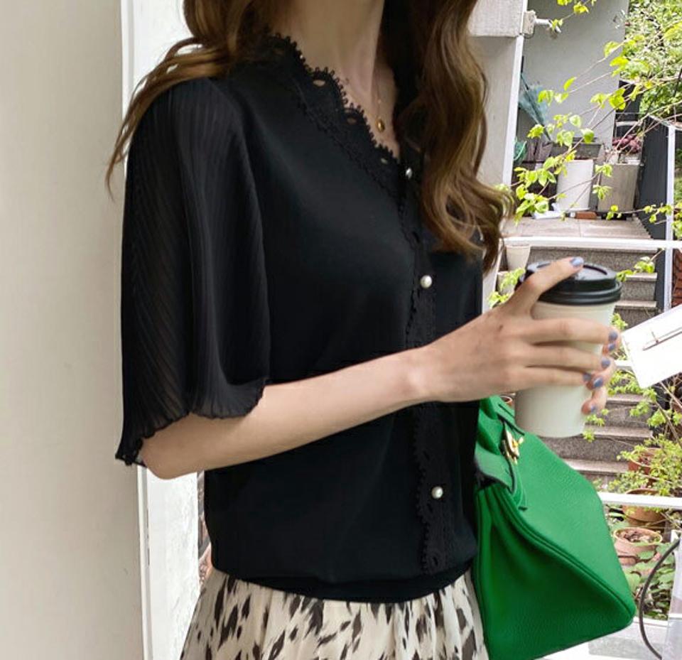プリーツスリーブフェイクパールニット・全2色・b68333 レディース 【tops】 トップス ニット 半袖 ハーフスリーブ プリーツ パールボタン フェミニン シンプル レース 透け感 シアー シースルー 春 夏 韓国 ファッション ハイホリHIHOLLI