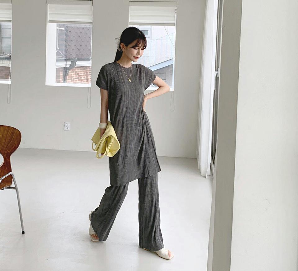 プリーツスリットTシャツ&パンツSET・全3色・t62013 レディース 【pt】【韓国 ファッション ボトムス ロング ロングパンツ 美脚 プリーツ セットアップ セット ラウンドネック Hライン 大人 スリム 10分丈 体型カーバー 細身 夏 春】