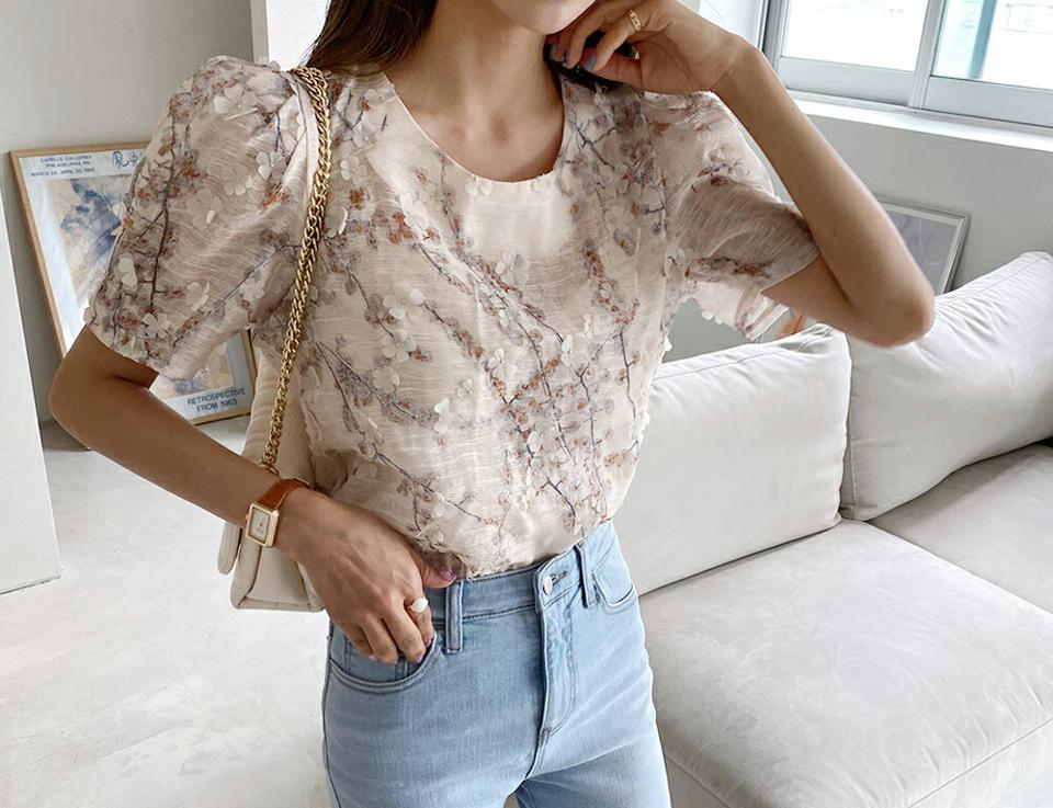 フラワーシアーブラウス・全3色・b65350 レディース 【bl】 韓国 ファッション トップス ブラウス 半袖 シアー ユニーク 花柄 フラワー パターン ラウンドネック パフ ボタン フェミニン 体型カバー スリム 細身 夏 春