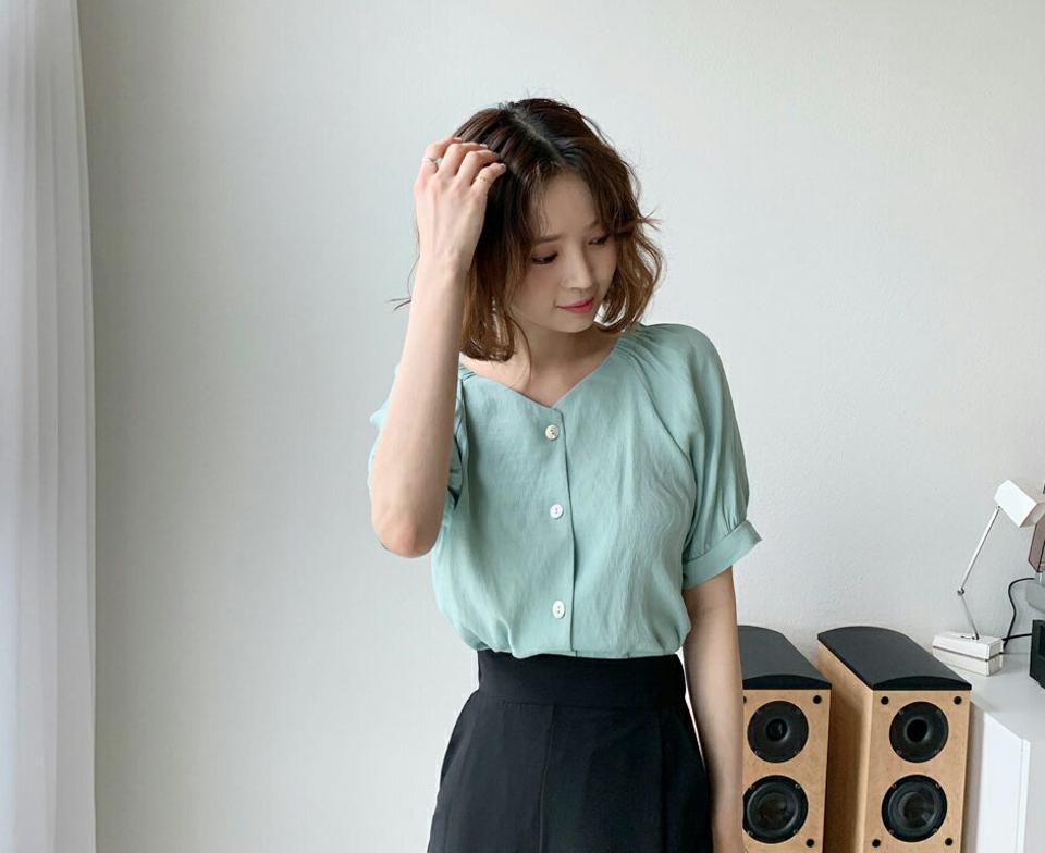 【全品10%OFF】2WAYボタンパフブラウス・全4色・t65349 レディース 【bl】【韓国 ファッション トップス ブラウス 半袖 5分丈 パフスリーブ Vネック ゴム オフショルダー フェミニン デコルテ ボリューム 体型カバー スリム 細身 夏 春】
