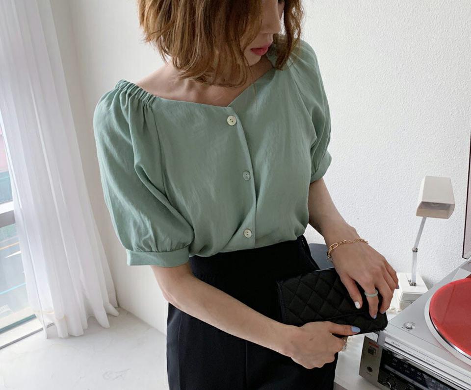 【全品10%OFF】2WAYボタンパフブラウス・全4色・t65349 レディース 【bl】【韓国 ファッション トップス ブラウス 半袖 5分丈 パフスリーブ Vネック ゴム オフショルダー フェミニン デコルテ ボリューム 体型カバー スリム 細身 夏 春】