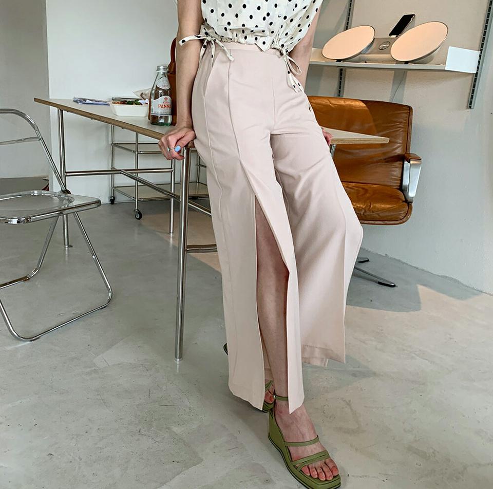 【只今10%OFF】スリットワイドパンツ・全2色・b65365 レディース 【pt】【韓国 ファッション ボトムス ロング ロングパンツ 美脚 スリット ワンタック ボリューム ワイド ストレート 大人 スリム 10分丈 体型カーバー 細身 フィット 夏 春】