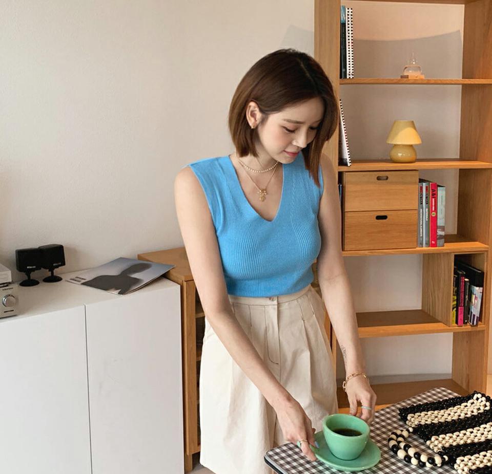 Vネックニットスリーブレス・全5色・t65343 レディース 【tops】 韓国 ファッション トップス スリーブレス ノースリーブ ユニーク ベーシック ニット デコルテ Vネック スリム フィット 細身 体型カバー フェミニン 夏 春