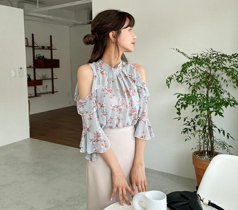 オープンショルダー花柄ブラウス・全3色・b65180 レディース 【bl】 韓国 ファッション トップス ブラウス 長袖 花柄 フラワー パターン オープンショルダー フリル ラブリー ハーフネック フェミニン ボリューム 体型カバー スリム 細身 夏 春