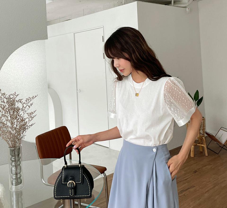 ドットシアースリーブTシャツ・全2色・b65157 レディース 【tops】 韓国 ファッション トップス Tシャツ 半袖 デイリー フレア ラウンドネック ドット シースルー 光沢 ショートスリーブ ベーシック 体型カーバー 細身 夏 春