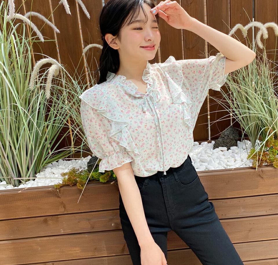 花柄フリルリボンブラウス・全3色・t64159 レディース 【bl】 韓国 ファッション トップス ブラウス 半袖 リボン ネックフリル フリル シフォン 花柄 フラワー パターン ガーリー ルーズ ゆったり 体型カバー 細身 春 夏 NIJU