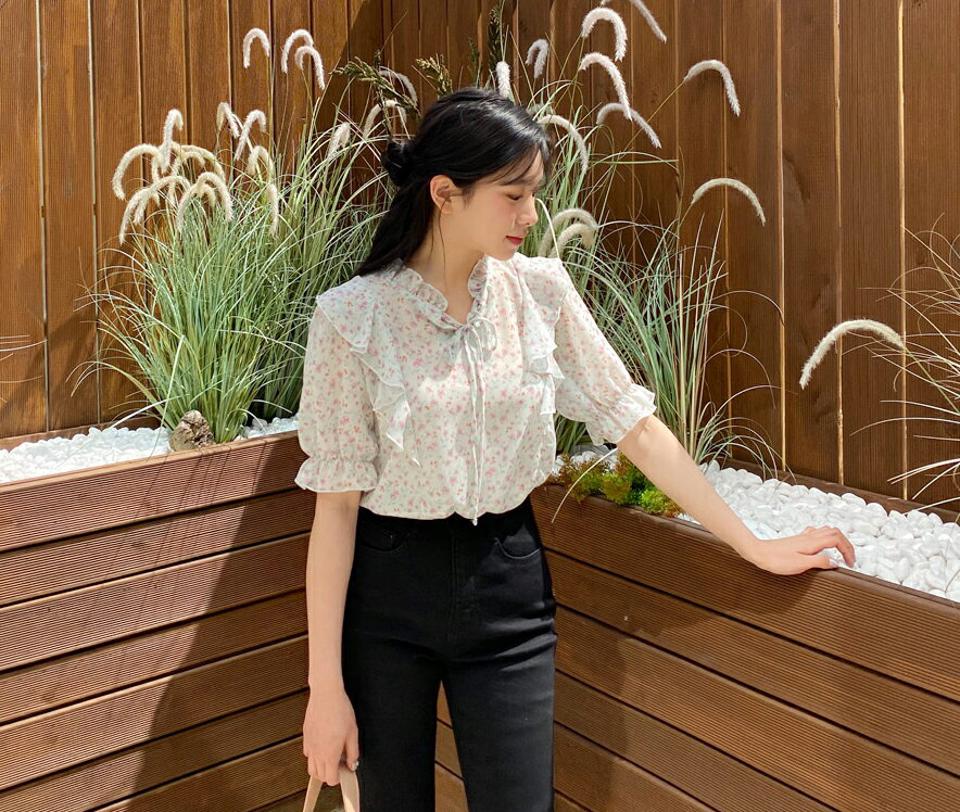 花柄フリルリボンブラウス・全3色・t64159 レディース 【bl】 韓国 ファッション トップス ブラウス 半袖 リボン ネックフリル フリル シフォン 花柄 フラワー パターン ガーリー ルーズ ゆったり 体型カバー 細身 春 夏 NIJU