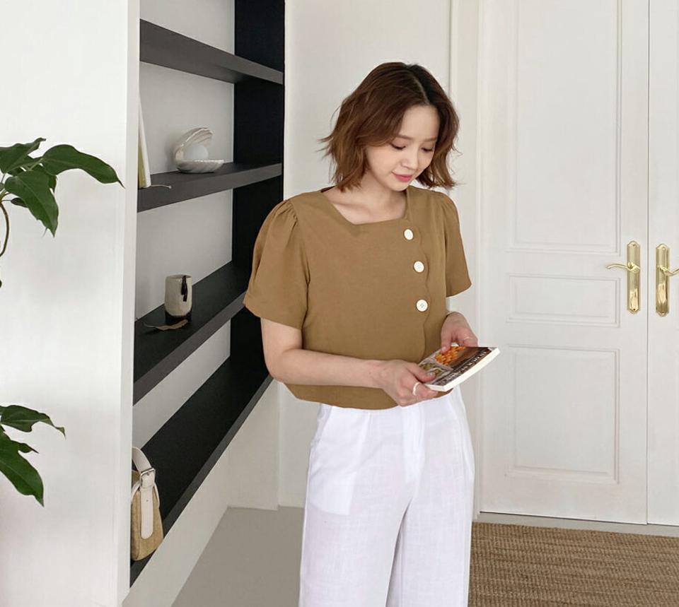 リネン混スカラップブラウス・全2色・b62088 レディース 【bl】 韓国 ファッション トップス ブラウス 半袖 リネン ルーズ スカラップ クロップド丈 スクエアネック 5分丈 フェミニン ボリューム 体型カバー スリム 細身 ベーシック 無地 夏 春