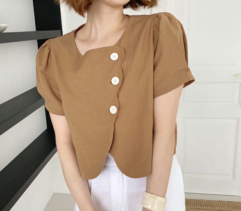 リネン混スカラップブラウス・全2色・b62088 レディース 【bl】 韓国 ファッション トップス ブラウス 半袖 リネン ルーズ スカラップ クロップド丈 スクエアネック 5分丈 フェミニン ボリューム 体型カバー スリム 細身 ベーシック 無地 夏 春