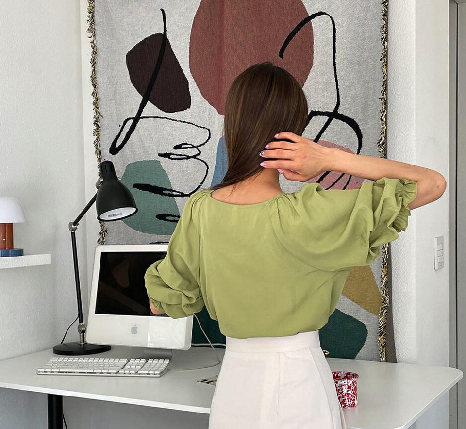 ギャザースリーブブラウス・全3色・b65388 レディース 【bl】 韓国 ファッション トップス ブラウス 半袖 ギャザー ダイアネック 上品 ゴム 7分丈 ルーズ フェミニン ボリューム 体型カバー スリム 細身 夏 春