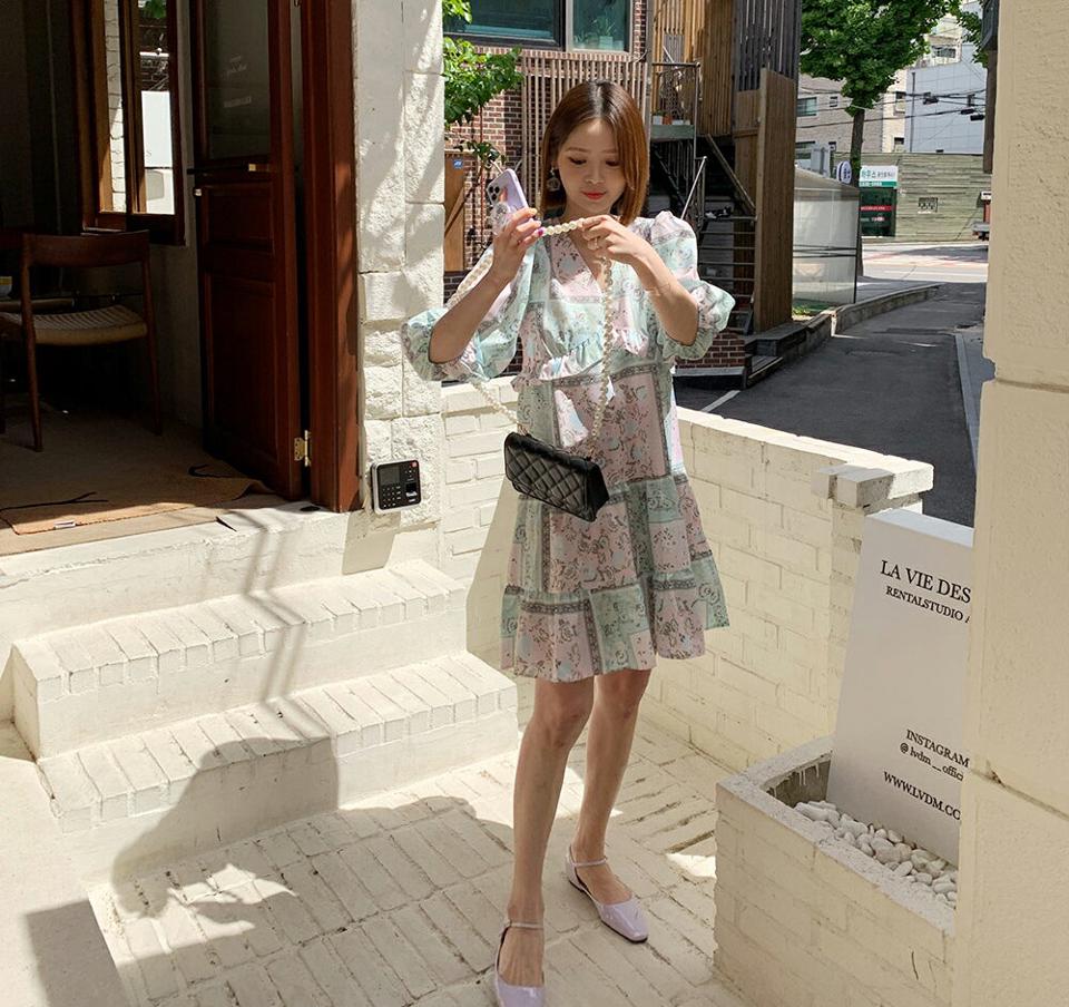 花柄フリルパフワンピース・全2色・t63776 レディース 【ops】 韓国 ファッション ワンピース ミディ ミディワンピース 長袖 Aライン 花柄 スクエア パターン 大人 Vネック フリル ギャザー カジュアル 体型カバー 夏 春