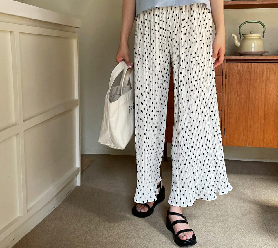 【只今10%OFF】ドットプリーツパンツ・全2色・b64210 レディース 【pt】【韓国 ファッション ボトムス パンツ ロング ロングパンツ ドット パターン フレア プリーツ ワイド ワイドパンツ スリム 細身 体型カーバー 10分丈 十分丈 カジュアル 春 夏】【NIJU】