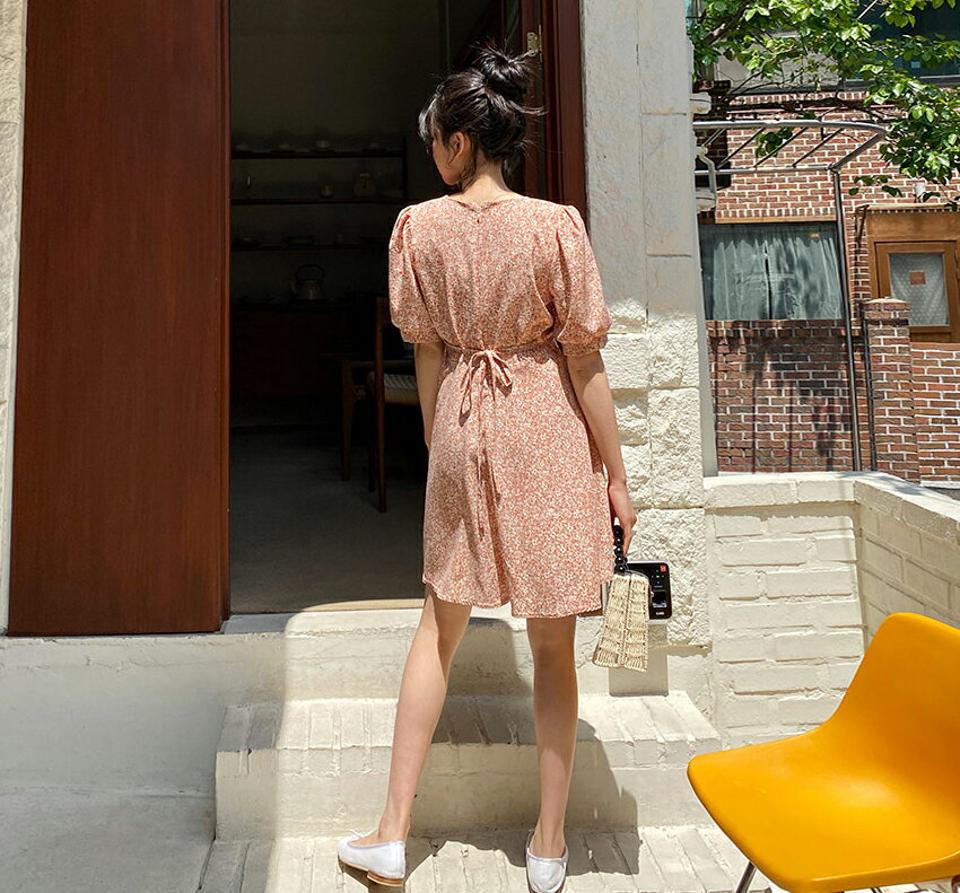 Vネック小花柄ミニワンピース・全2色・t64213 レディース 【ops】 韓国 ファッション ワンピース ミニ ミニワンピース 半袖 Vネック 花柄 フラワー パターン フレア ガーリー 細身 体型カバー カジュアル 春 夏 NIJU
