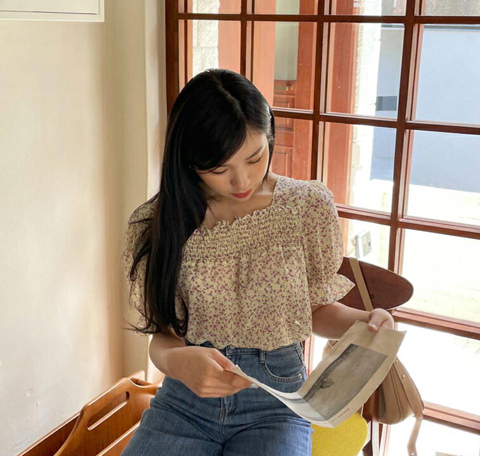 スクエア小花柄ブラウス・全4色・t64205 レディース 【bl】【韓国 ファッション トップス ブラウス 半袖 花柄 フラワー パターン フェミニン スクエアネック シャーリング 5分丈 ゴム ギャザー 体型カバー 細身 スリム 春 夏】【NIJU】