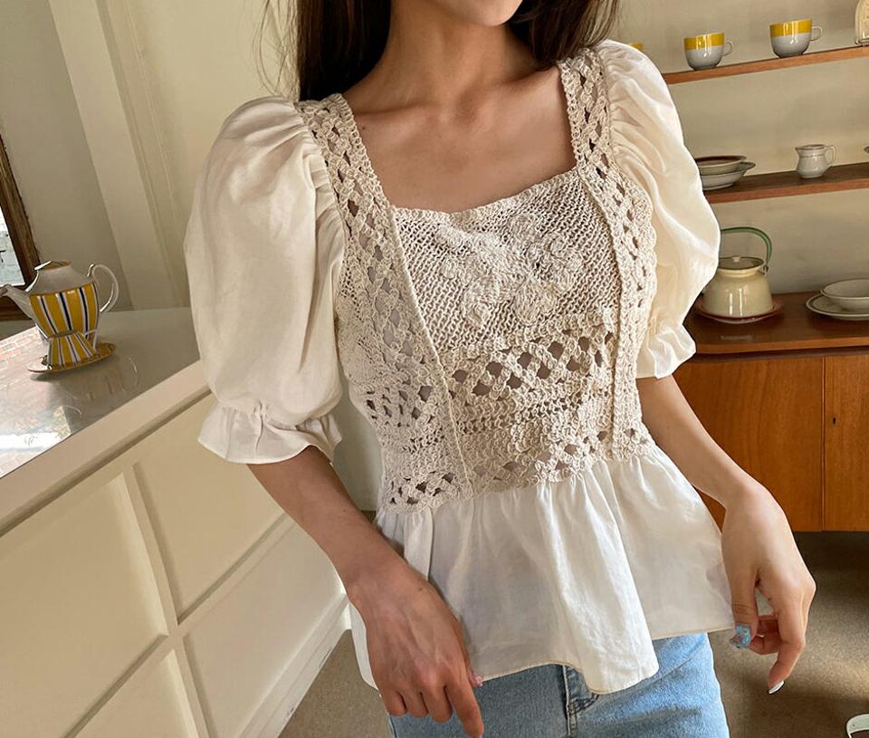 スクエアニットフレアブラウス・全2色・t65221 レディース 【bl】 韓国 ファッション トップス ブラウス 半袖 ラブリー スクエアネック デコルテ リボン パターン ニット 異素材 フェミニン ボリューム 体型カバー スリム クロシェ 細身 夏 春