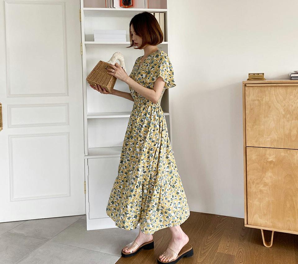 Vネック花柄ワンピース・全1色・b57461 レディース 【ops】【韓国 ファッション ワンピース ロング ロングワンピース 半袖 Vネック 上品 花柄 フラワー パターン シャーリング フレア スリム フェミニン 細身 体型カバー フィット 夏 春】