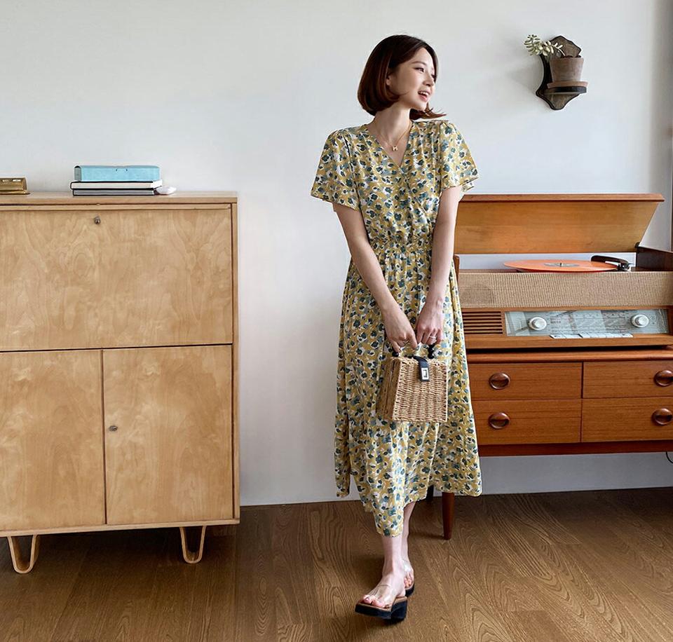 Vネック花柄ワンピース・全1色・b57461 レディース 【ops】【韓国 ファッション ワンピース ロング ロングワンピース 半袖 Vネック 上品 花柄 フラワー パターン シャーリング フレア スリム フェミニン 細身 体型カバー フィット 夏 春】