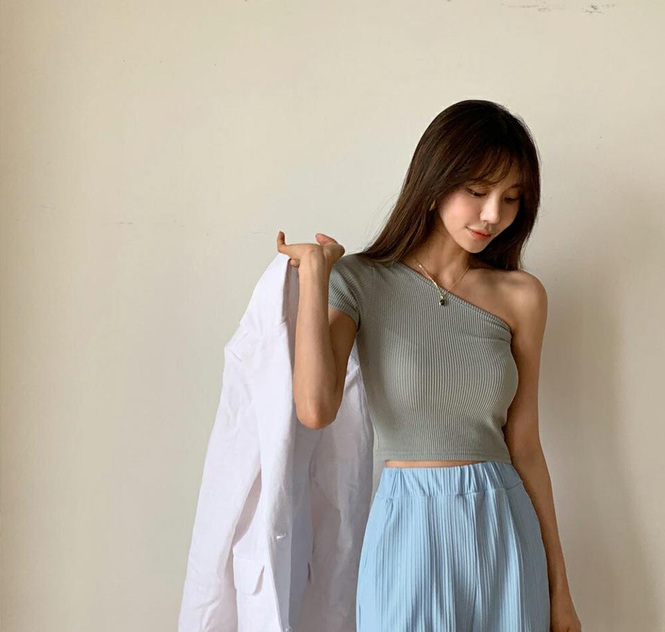 ワンショルリブTシャツ・全4色・t62134 レディース 【tops】 韓国 ファッション トップス Tシャツ 半袖 デイリー アシメネック ユニーク ワンショルダー リブ スリム フィット クロップド 体型カーバー カジュアル 細身 夏 春