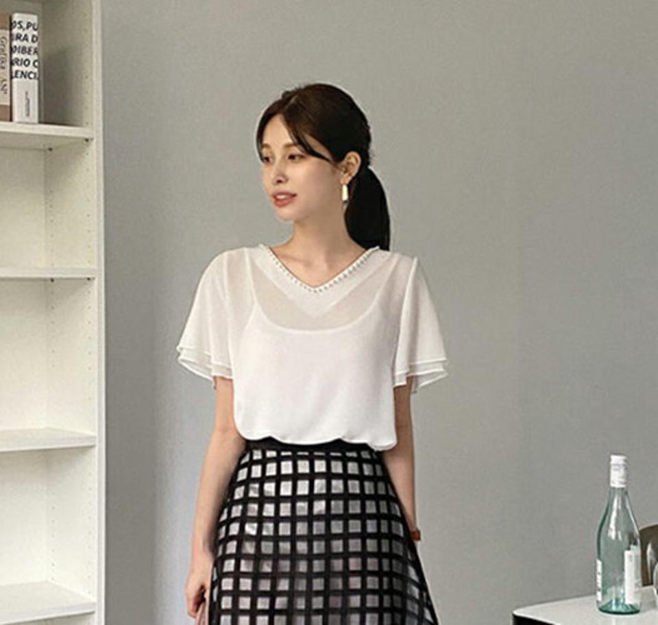 フェイクパールVネックブラウス・全2色・t68614 レディース 【bl】 トップス ブラウス 半袖 Vネック パール フェミニン 透け感 シースルー シアー かわいい 春 夏 韓国 ファッション ハイホリHIHOLLI