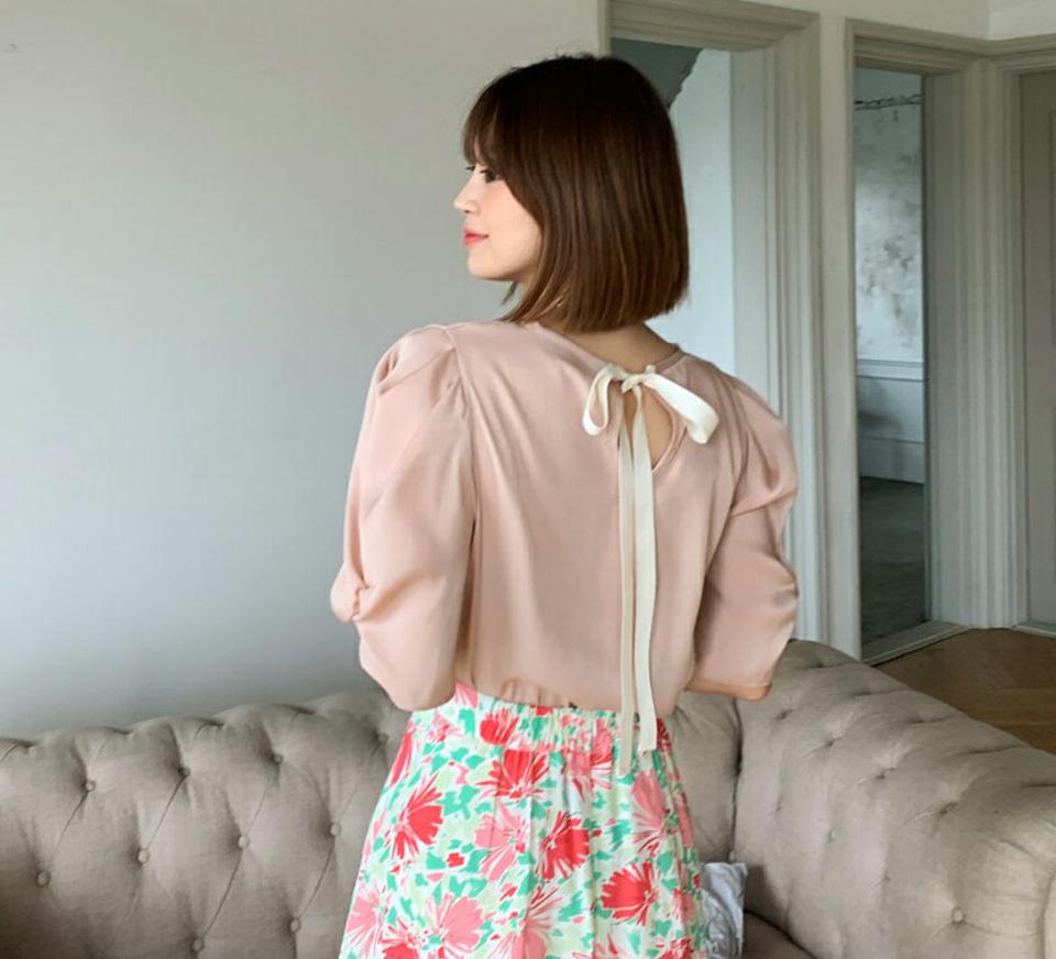 バックリボンパフブラウス・全3色・t62143 レディース 【bl】 韓国 ファッション トップス ブラウス 半袖 ラブリー バック リボン パフスリーブ ラウンドネック 5分丈 フェミニン ボリューム 体型カバー スリム 細身 夏 春