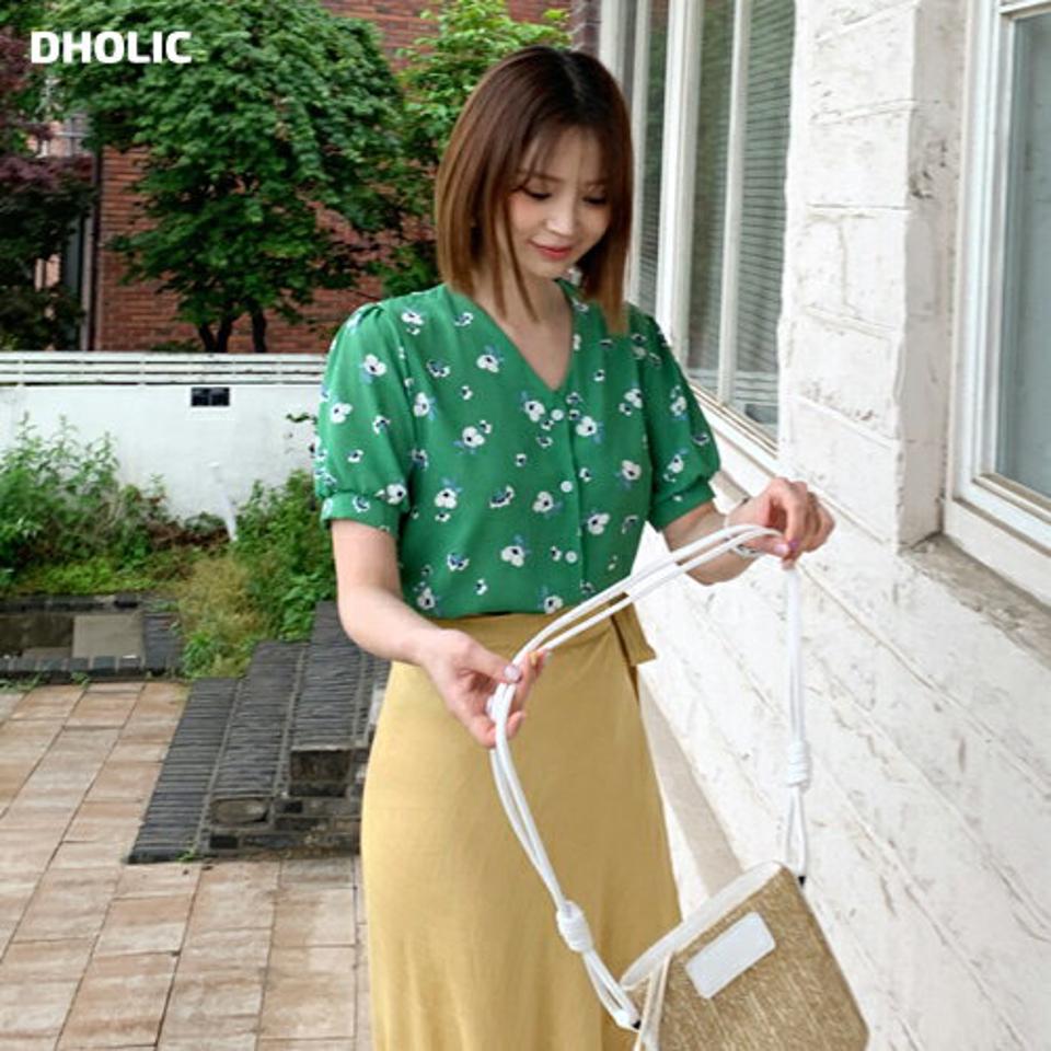 花柄ボタンVネックブラウス・全3色・t62142 レディース 【bl】 韓国 ファッション トップス ブラウス 半袖 ラブリー 花柄 Vネック 5分丈 パフスリーブ フェミニン ボリューム 体型カバー スリム 細身 夏 春